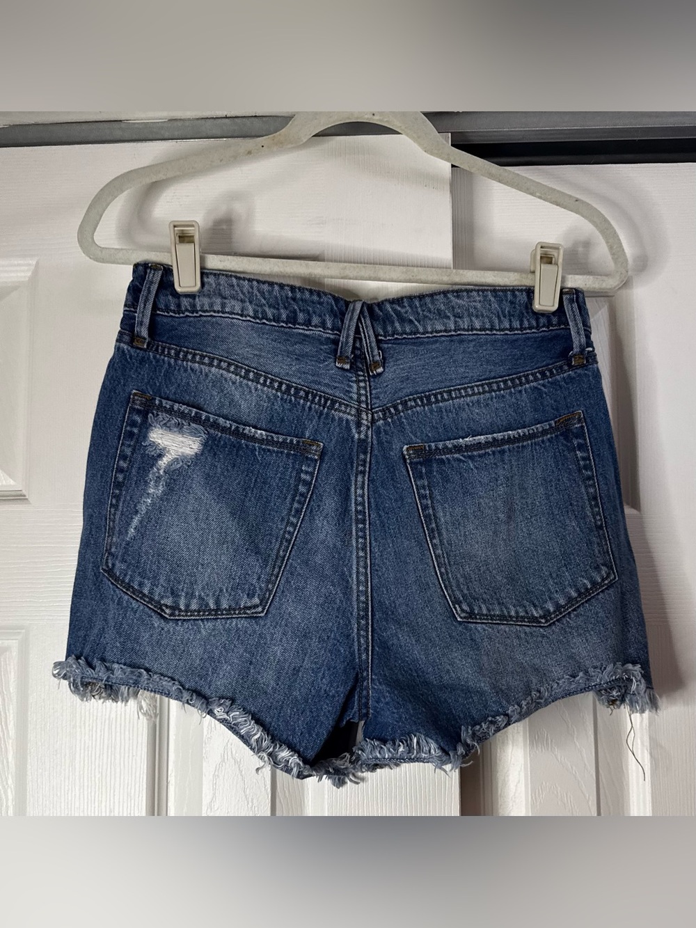 Good American Medium WashHigh Distressed Cut Off Jean Shorts - Size 26/2 - Picture 4 of 5